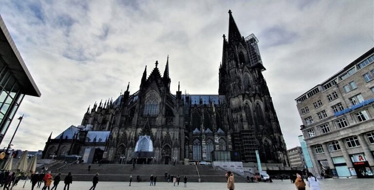 Winter greetings from Cologne Cathedral