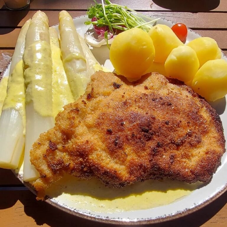 Schnitzel with Asparagus and Hollandaise Sauce