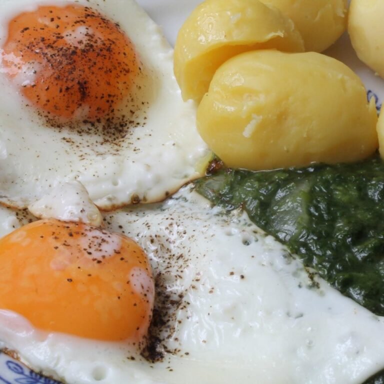 Spinach with Fried Egg and Boiled Potatoes: A Classic Delight